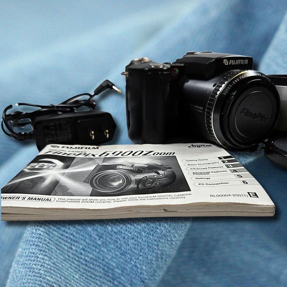 Classic Fujifilm Finepix 6900 Zoom Digital Camera 3.1MP Super CCD With Case